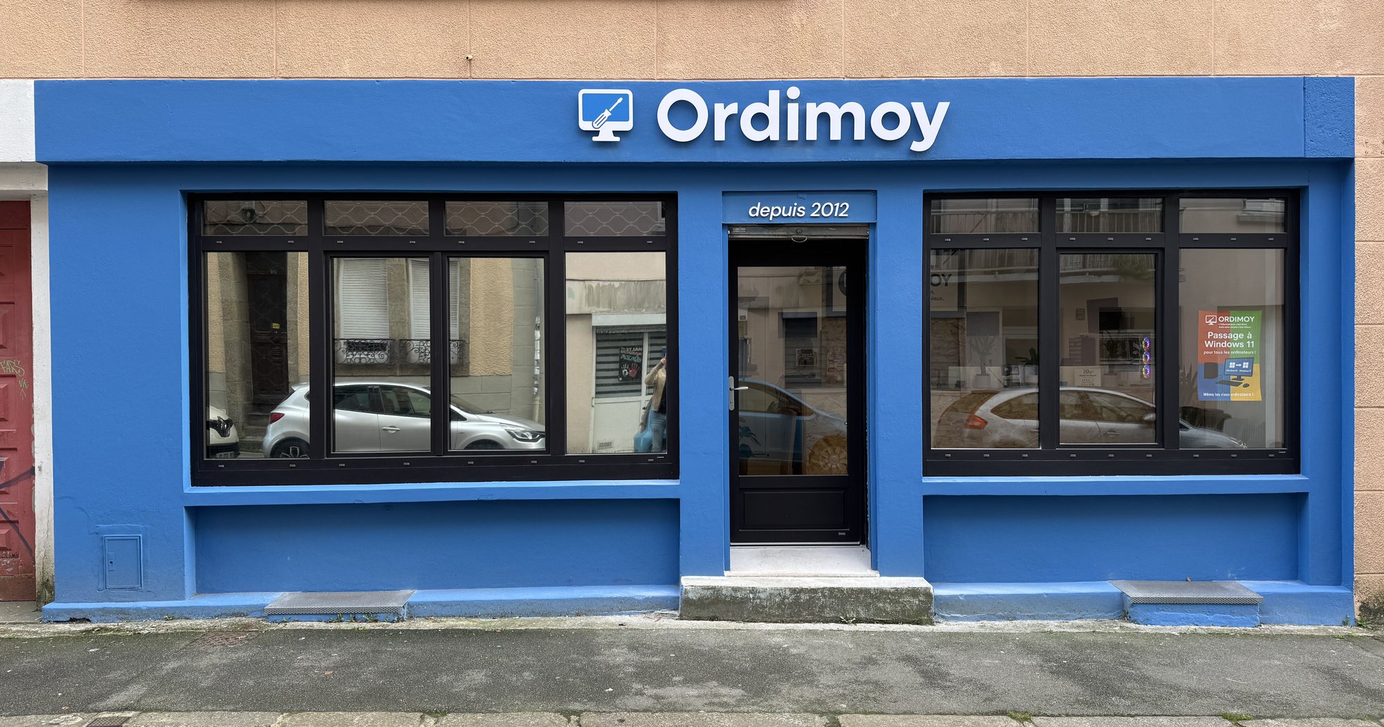 Devanture de l'atelier Ordimoy Informatique au 17 rue Bruat à Brest, vue grand angle depuis la rue