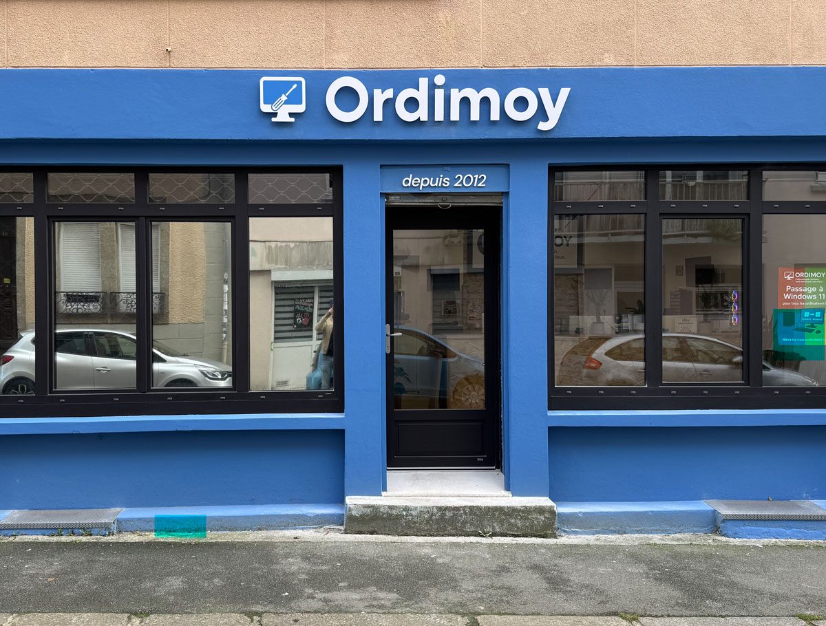 Devanture bleue de l'atelier Ordimoy Informatique